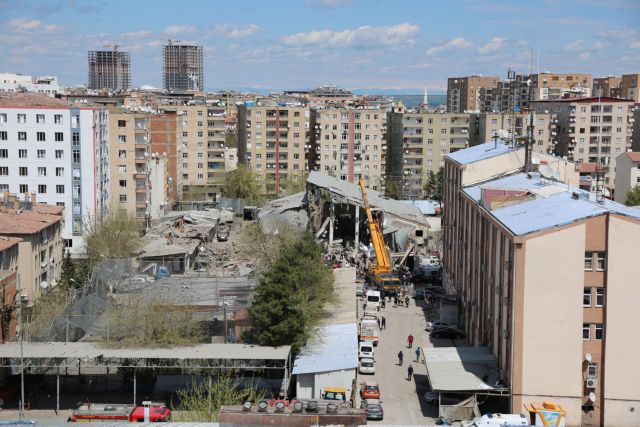 Tρομοκρατική επίθεση βλέπει τώρα στο Ντιγιάρμπακιρ η Τουρκία