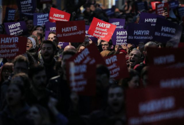 Διαδηλώσεις κατά του «ναι» σε Κωνσταντινούπολη και άλλες τουρκικές πόλεις