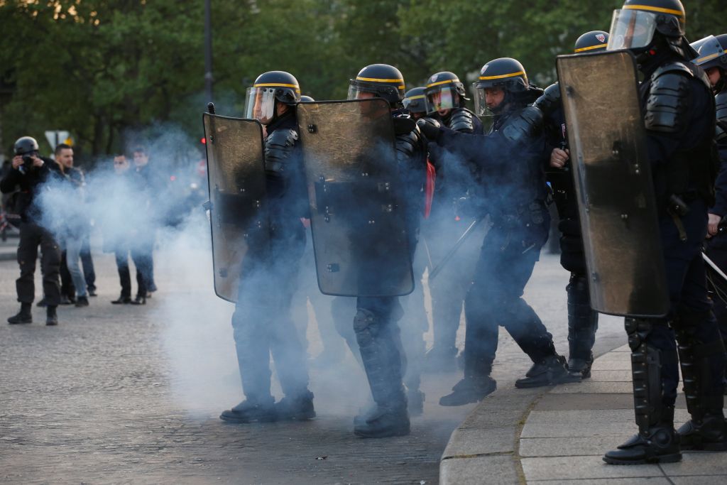 Συγκρούσεις ανάμεσα σε διαδηλωτές και αστυνομικούς στο Παρίσι