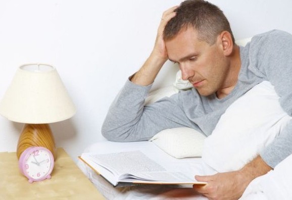 Άνδρες: Η χρόνια έλλειψη ύπνου εξασθενεί τα οστά
