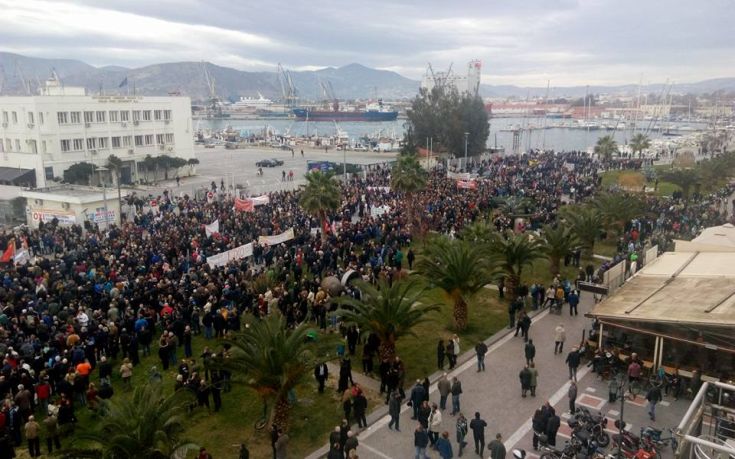 Απεργοί μπλόκαραν τον απόπλου πλοίου στον Βόλο