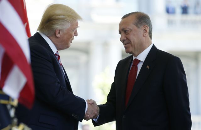 Δημόσια χαμόγελα και ιδιωτικές διαφωνίες στην πρώτη συνάντηση Τραμπ-Ερντογάν