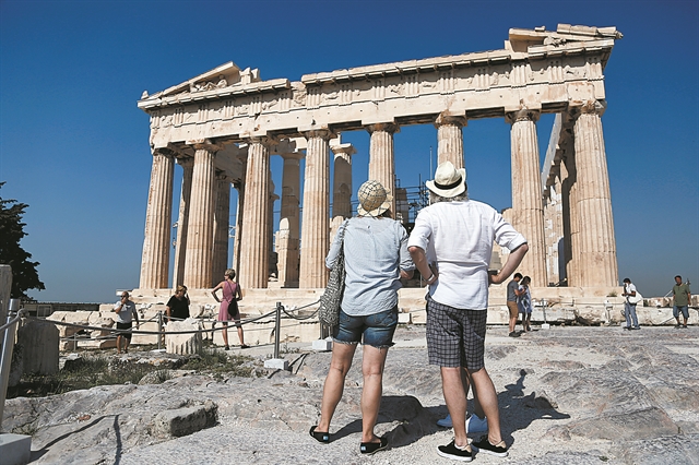 Ο πόλεμος στην Ουκρανία «πάγωσε» τις τουριστικές κρατήσεις