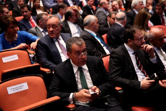 Θεοδωράκης: Δεν είναι ο Γκάντι, είναι ο κ.Τσίπρας στη συνέλευση του ΣΕΒ