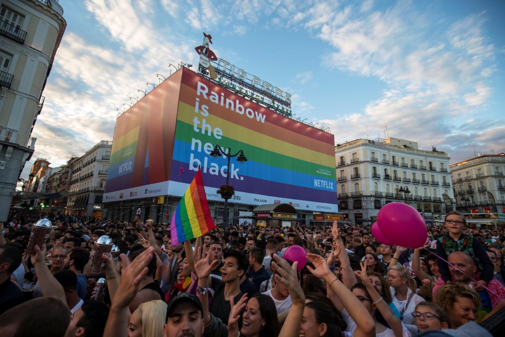 Χιλιάδες διαδηλωτές σε πορεία για τα δικαιώματα των ομοφυλόφιλων στη Μαδρίτη