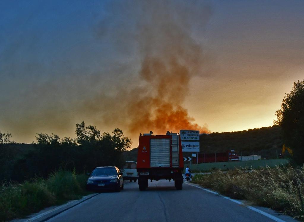 Σε ύφεση η μεγάλη φωτιά στη Μάνη