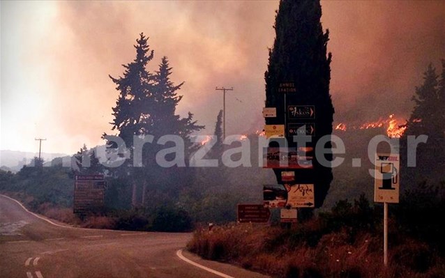 Συνεχίζεται η μάχη με τις φλόγες σε πευκοδάσος στις Ορθονιές Ζακύνθου