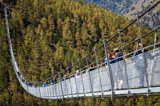 Ιλιγγιώδης περίπατος στη μακρύτερη κρεμαστή πεζογέφυρα του κόσμου