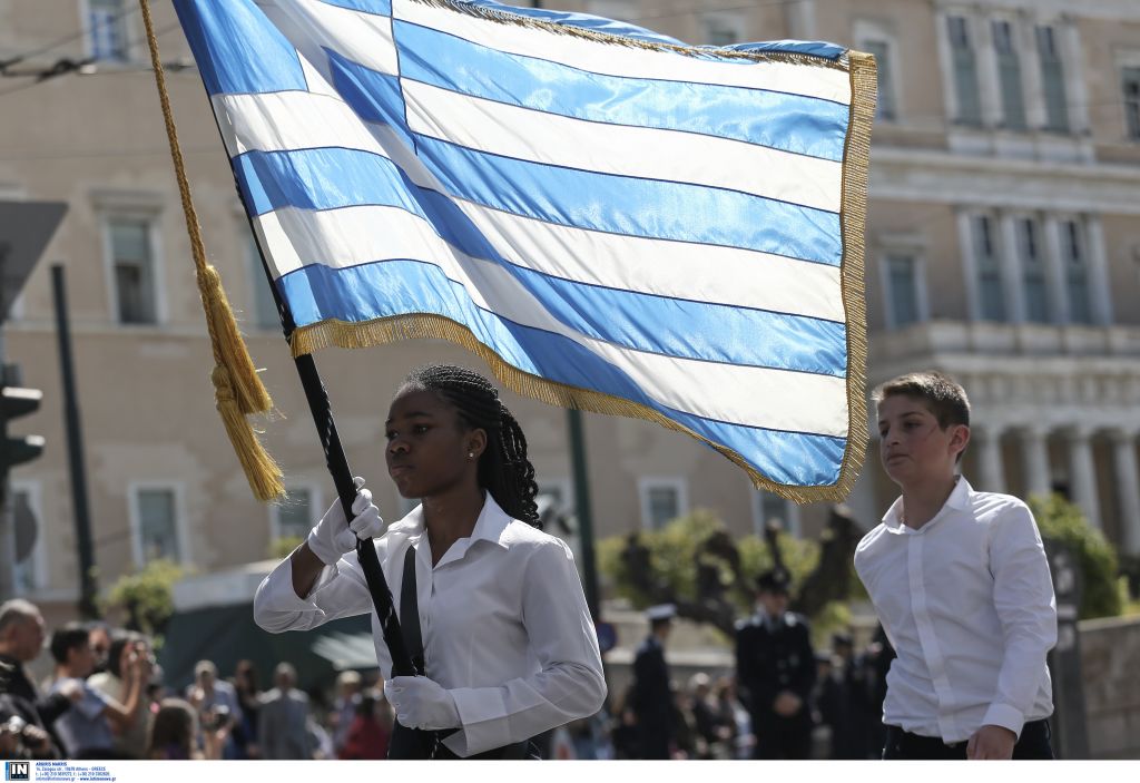 Αντιδράσεις για την επιλογή σημαιοφόρων με κλήρωση στα δημοτικά σχολεία