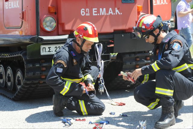 Πυρκαγιά έξω από το κτίριο της ΕΥΔΑΠ στο Γαλάτσι