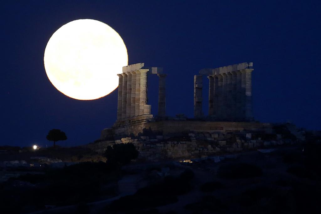 Αυγουστιάτικο φεγγάρι σε πρώτο πλάνο