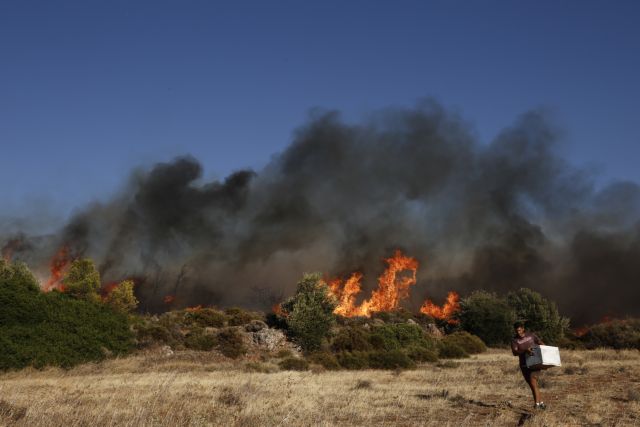 Υπό μερικό έλεγχο η φωτιά στα νότια της Λέσβου