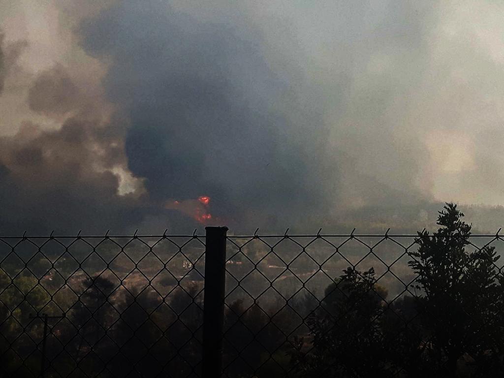 Σε ύφεση οι πυρκαγιές σε Ανάβυσσο και Σπέτσες