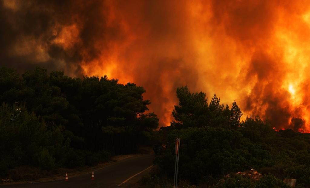 Να καταβληθεί κάθε προσπάθεια κατάσβεσης της πυρκαγιάς στα Κύθηρα, ζήτησε ο Πρωθυπουργός