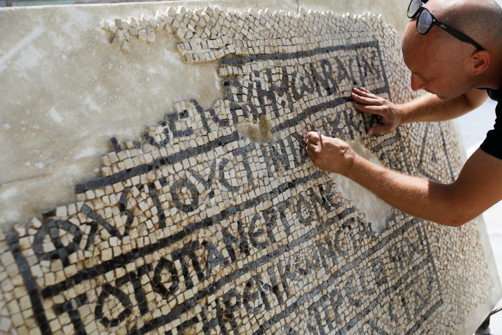 Ισραήλ: Ανακάλυψαν αρχαίο μωσαϊκό με ελληνική επιγραφή ηλικίας 1.500 χρόνων