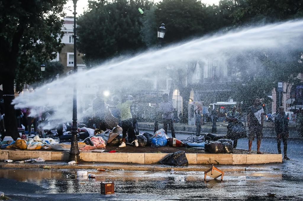 Ιταλία: Οι αρχές έδιωξαν από πλατεία της Ρώμης πρόσφυγες με αντλίες νερού