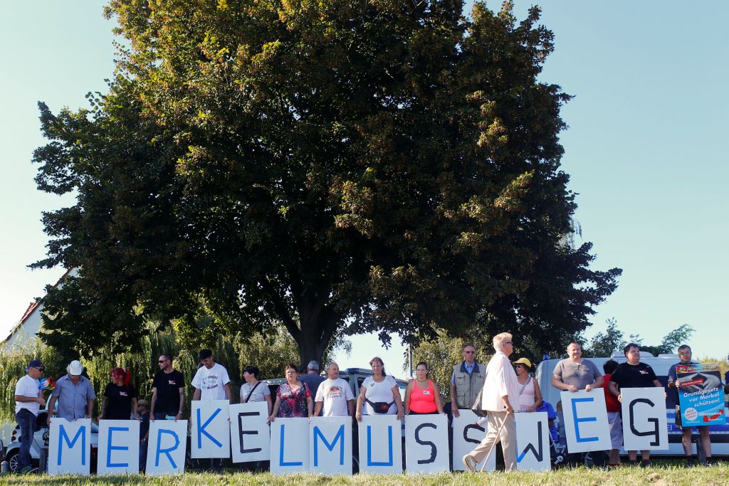 Περισσότερα από 1.000 μέλη του AfD μήνυσαν την Μέρκελ για προδοσία