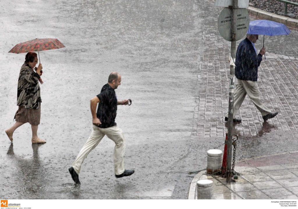 Πλημμύρισαν δρόμοι και σπίτια στη Θεσσαλονίκη