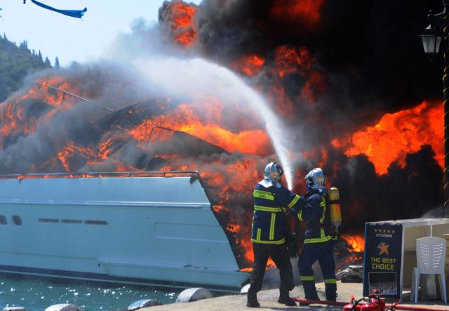 Φωτιά σε θαλαμηγό στη Μύκονο – πήδηξαν στη θάλασσα για να σωθούν οι επιβάτες