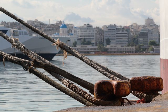 Δεμένα τα πλοία σε Ραφήνα και Λαύριο