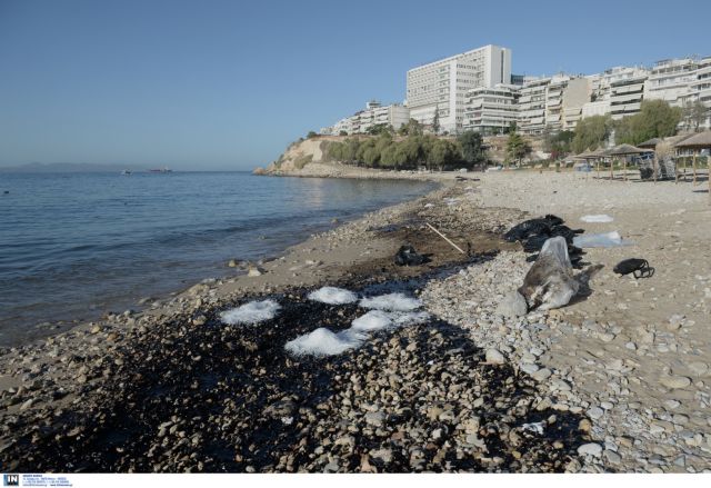 Μαύρη θάλασσα ο Σαρωνικός από την πετρελαιοκηλίδα