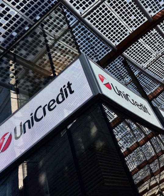 Η UniCredit άρχισε φλερτ με τη γερμανική Commerzbank