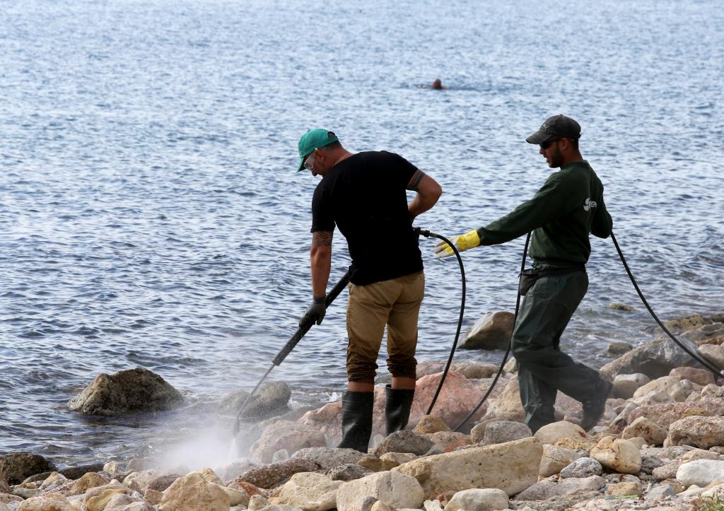 Καθαρές οι παραλίες του δήμου Σαρωνικού- Δύτες θα επιθεωρήσουν τον βυθό της Σαλαμίνας