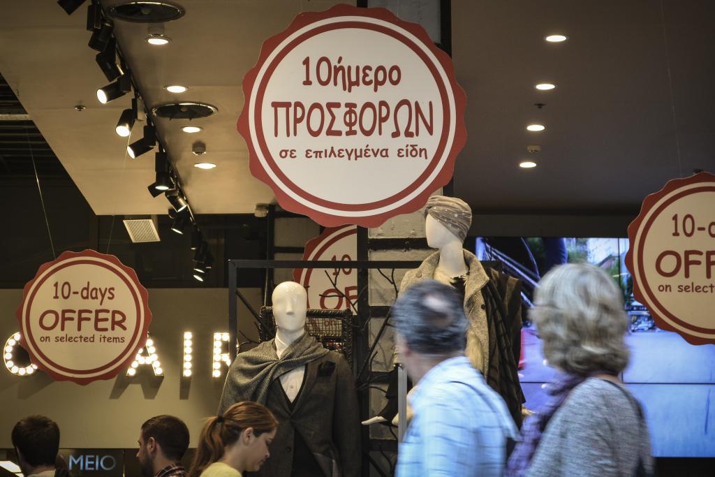 Πρεμιέρα ενδιάμεσων εκπτώσεων με ανοικτά μαγαζιά την Κυριακή