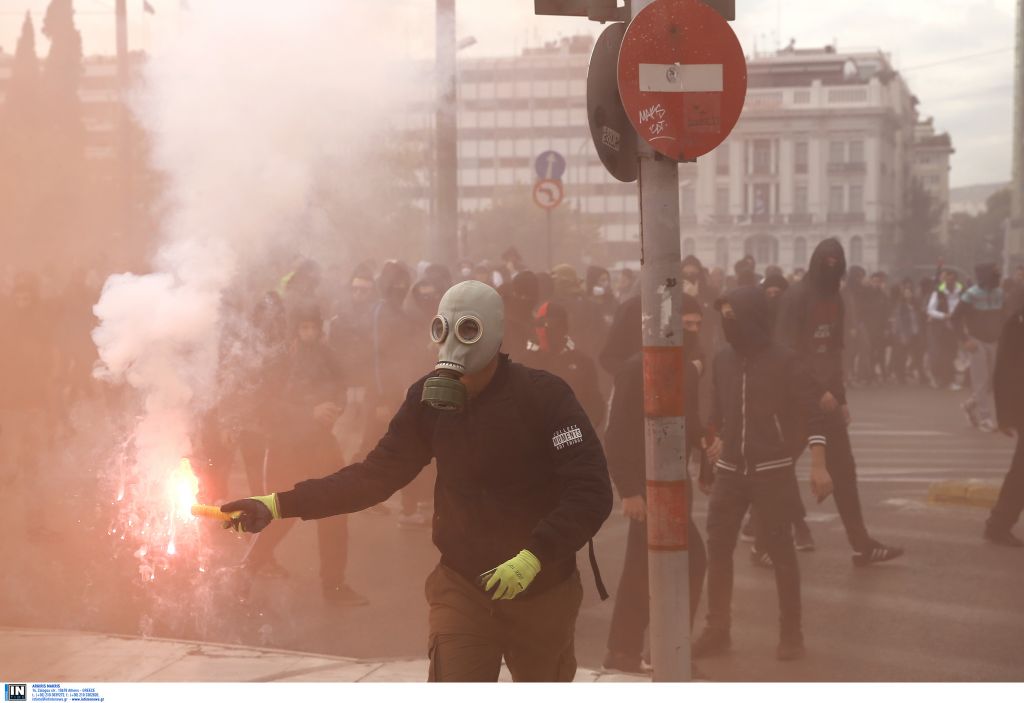 Μολότοφ και χημικά σε μαθητικό συλλαλητήριο στο κέντρο της Αθήνας