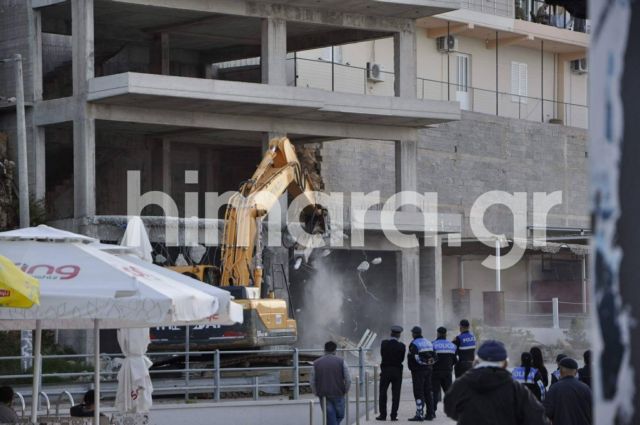 Κατεδαφίζουν σπίτια Ελλήνων στη Χειμάρρα