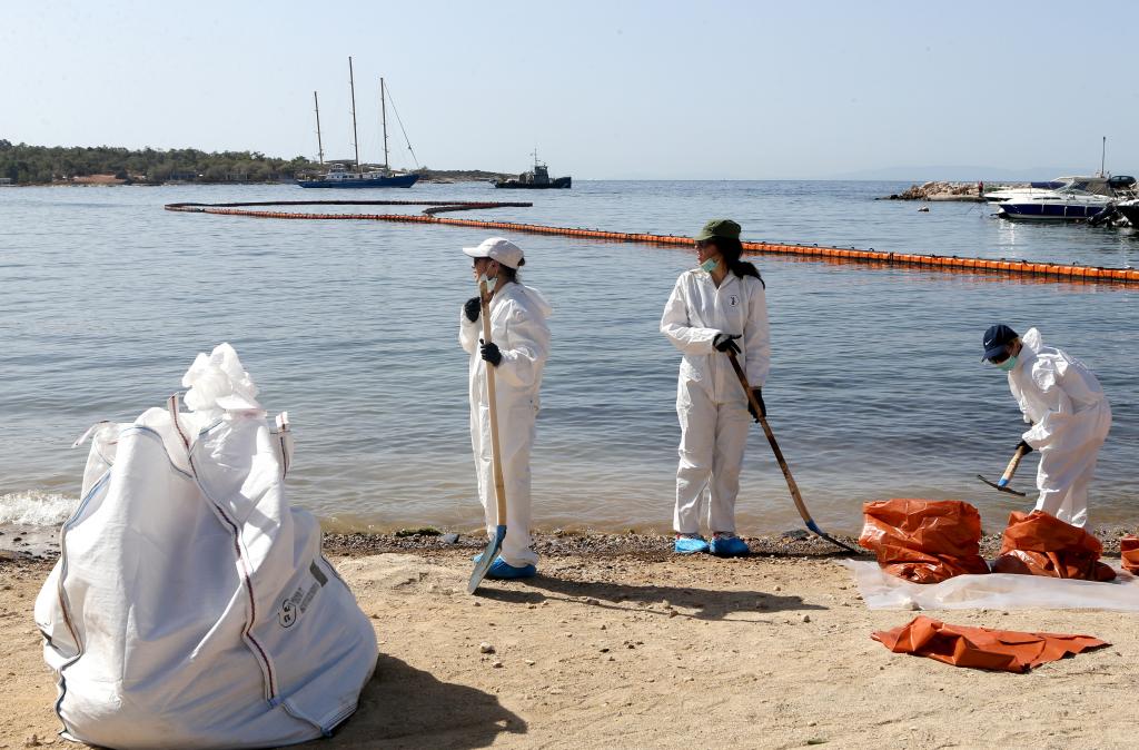 Αποζημιώσεις για τη ρύπανση στο Σαρωνικό