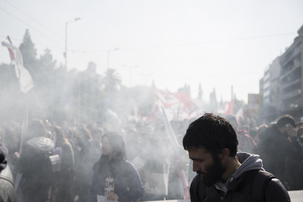 Εκαψαν τη σημαία του ΝΑΤΟ σε πορεία στη Βουλή