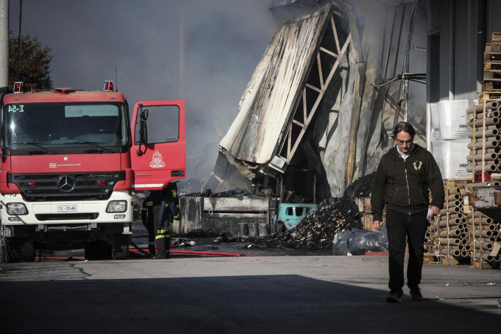 Υπό ελεγχο η πυρκαγιά στο Μενίδι – Ενας τραυματίας