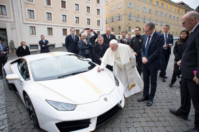 Ο Πάπας Φραγκίσκος αρνείται Lamborghini αλλά την ευλογεί [βίντεο]