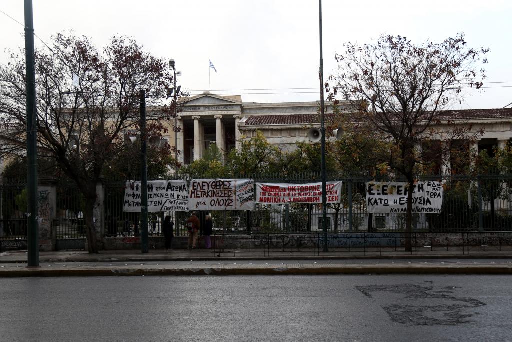 «Επίσημη» εμφάνιση του Ρουβίκωνα στην πορεία για το Πολυτεχνείο