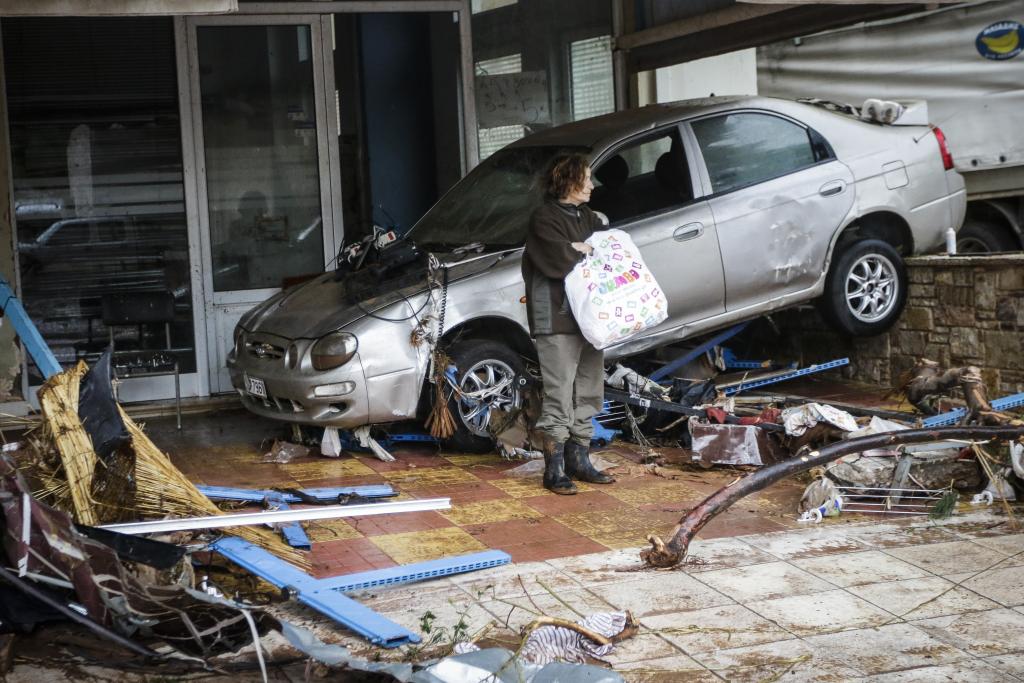 Μέτρα ανακούφισης επαγγελματιών σε Αττική και Σύμη