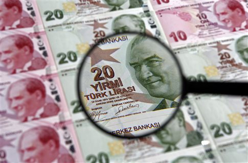 Σε ιστορικό χαμηλό η τουρκική λίρα απειλεί την οικονομία