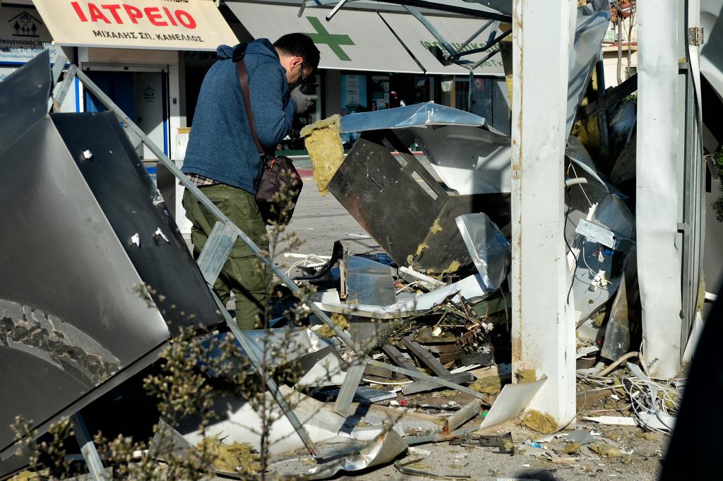 Υλικές ζημιές σε τράπεζα από έκρηξη εμπρηστικού μηχανισμού