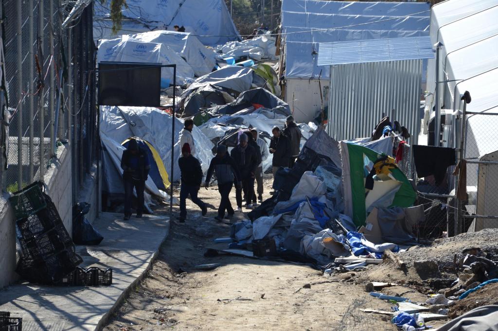 Μόρια: Λαθραίο ουίσκι, φωτιές και μαχαιρώματα