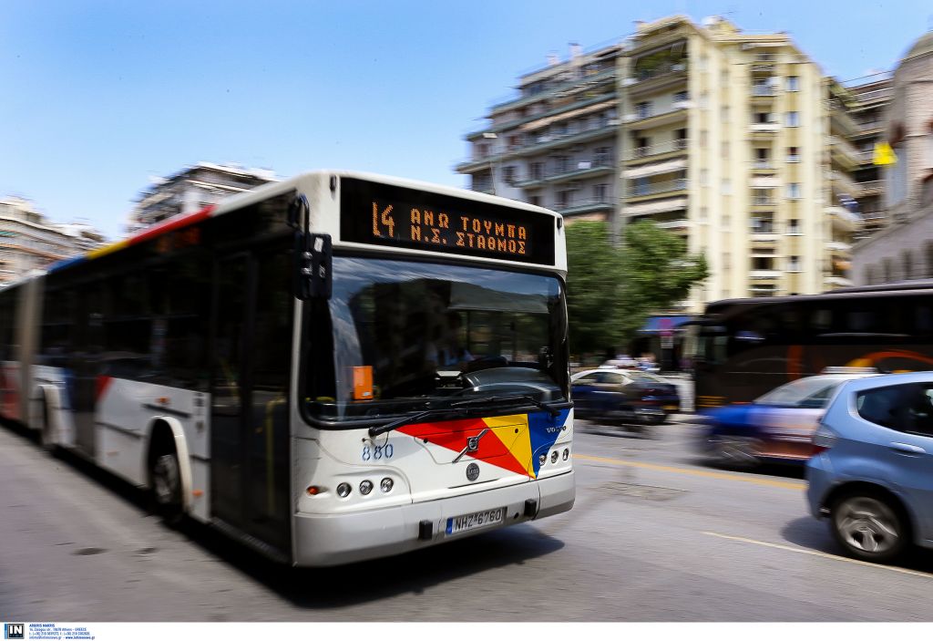 Περικύκλωσαν συμβολικά τον Λευκό Πύργο πρώην μέτοχοι του ΟΑΣΘ