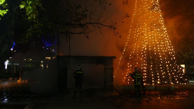 Λάρισα: Κάηκε η φάτνη στην κεντρική πλατεία