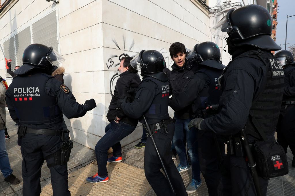 Αποσύρονται οι αστυνομικές δυνάμεις από την Καταλωνία