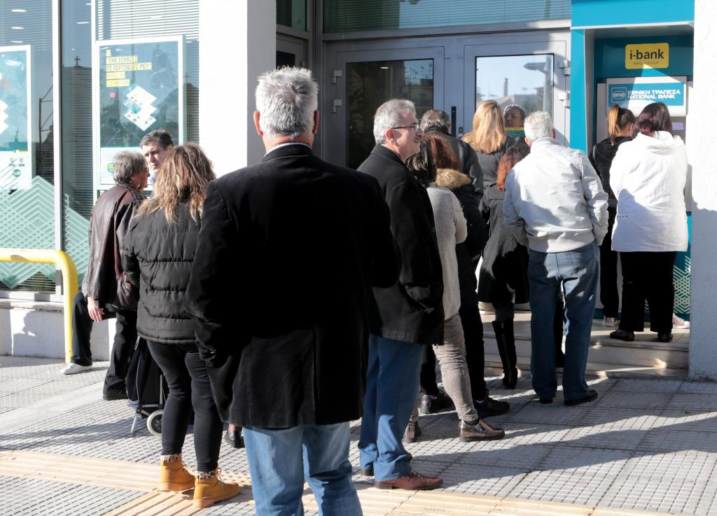 Στα ταμεία των τραπεζών για το κοινωνικό μέρισμα