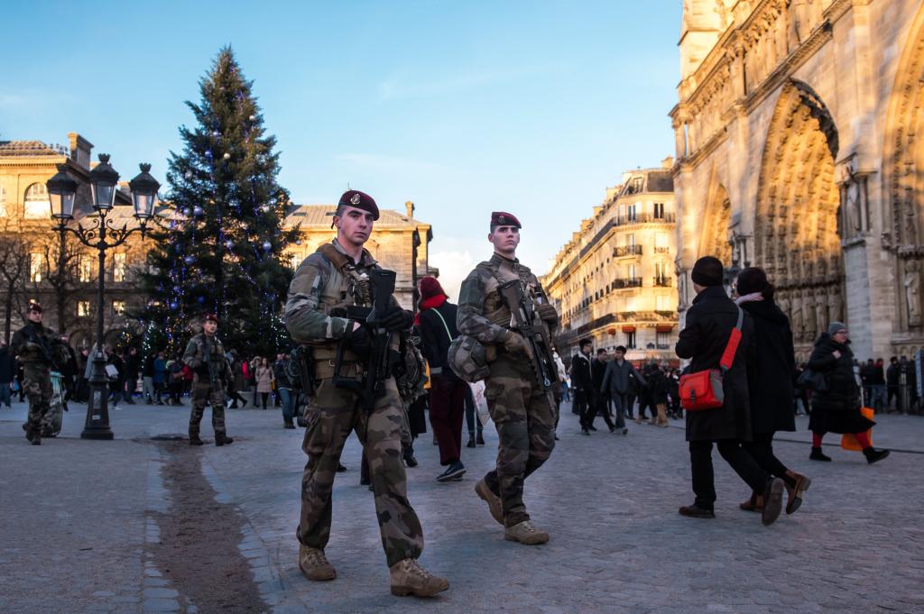 Γαλλία: Επί ποδός 100.000 αστυνομικοί για τα Χριστούγεννα