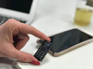 Το μικρότερο κινητό τηλέφωνο του κόσμου έχει μέγεθος αντίχειρα