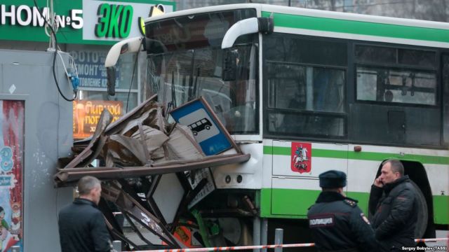 Μόσχα: Λεωφορείο έπεσε πάνω σε στάση, τρεις τραυματίες