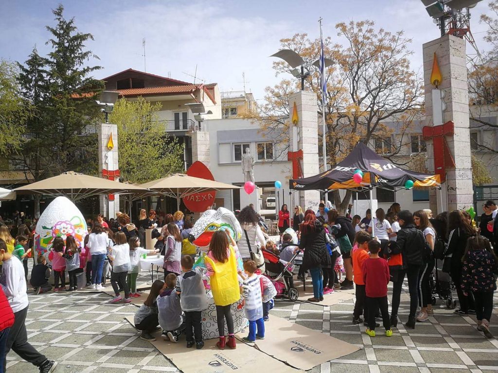 Εβαψαν πασχαλινό αυγό ύψους 2,10 μέτρων και 150 κιλών στην Πτολεμαΐδα