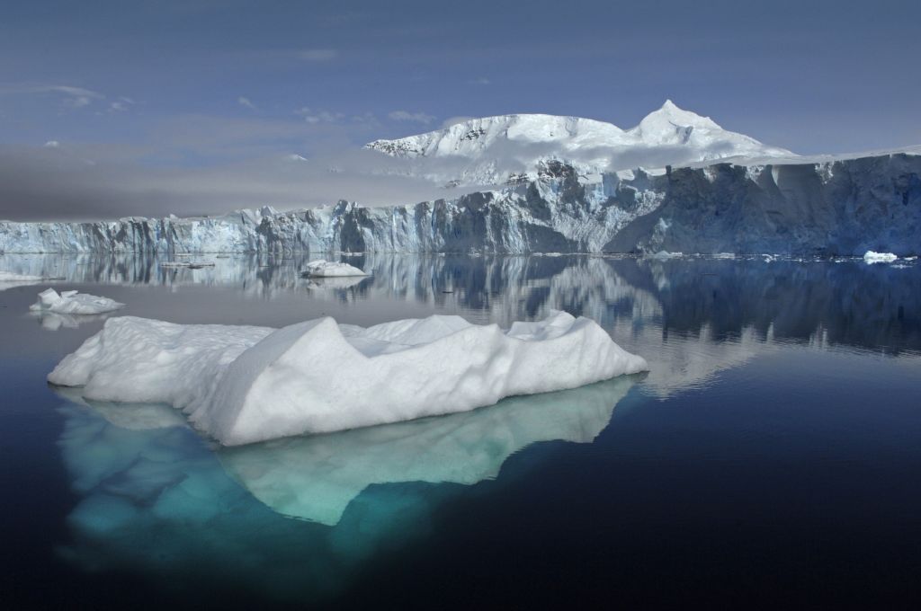 Ανακαλύφθηκαν τρία γιγάντια φαράγγια θαμμένα κάτω από τους πάγους της Ανταρκτικής