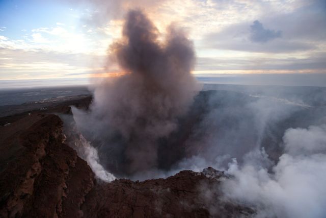 Το ηφαίστειο Κιλαουέα βρυχάται και σείεται η γη στη Χαβάη