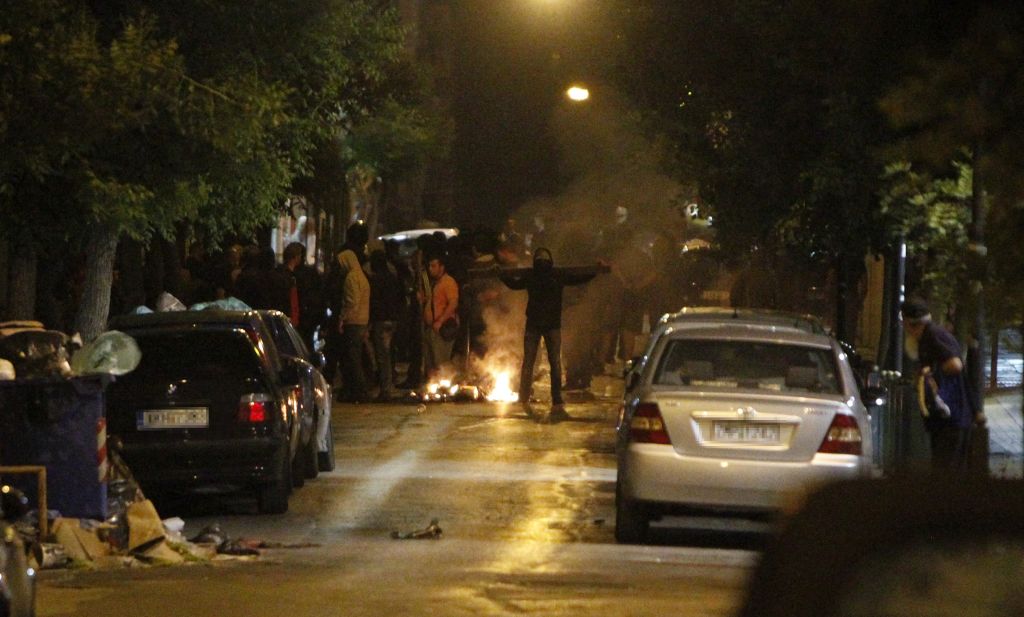 Κάηκε η Αθήνα από τους χούλιγκανς – Φόβοι για νέα επεισόδια σήμερα στον αγώνα ΑΕΚ – ΠΑΟΚ